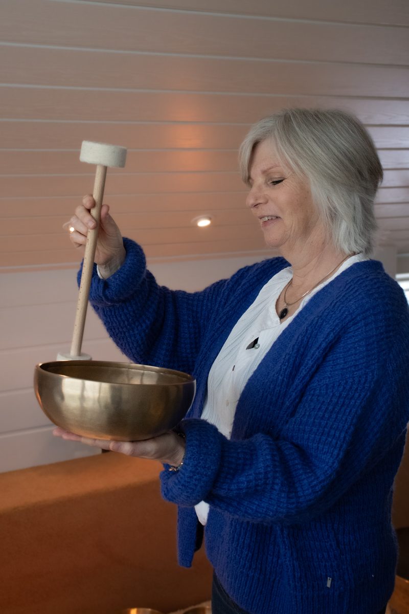 Mariëlle Hertog met een klankschaal en mallet